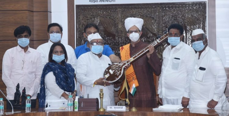 मुख्यमंत्री उद्धव ठाकरे यांना आषाढीच्या महापुजेचे मंदिर समितीकडून निमंत्रण
