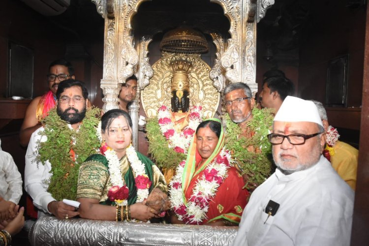 आषाढी एकादशी निमित्त मुख्यमंत्री एकनाथ शिंदे यांच्या हस्तेश्री विठ्ठल-रुक्मिणीची  सपत्नीक महापूजा