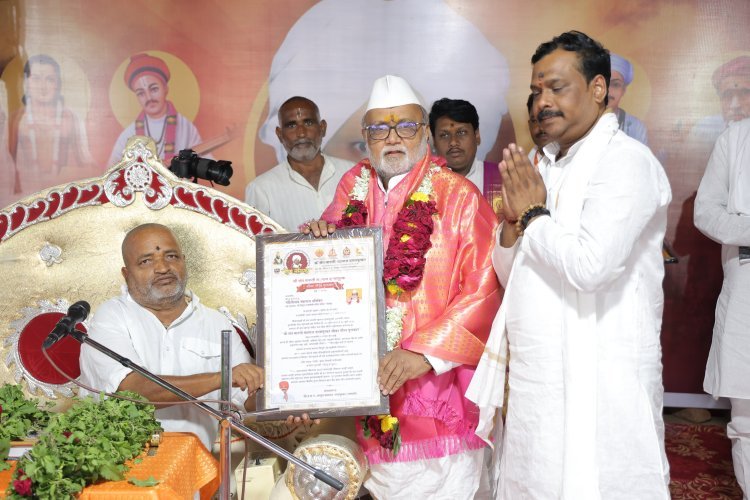 श्री विठ्ठल रुक्मिणी मंदिर सहअध्यक्ष गहिनीनाथ महाराज औसेकर यांना जीवनगौरव पुरस्काराने सन्मानित