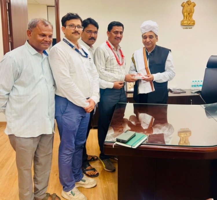 पाणी पुरवठा व स्वच्छता विभागातील कर्मचारी यांना कायम करणेसाठी राज्याचे मुख्य सचिव राजेश अग्रवाल यांची भेट